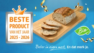 Biologisch brood op een houten plank met een keurmerk 'Beste Product van het Jaar 2025-2026' en de tekst 'Beter in eigen merk. En dat merk je.'