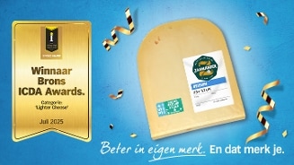 Zaamlander Belegen 35+ kaas met bronzen ICDA Award voor 'Lighter Cheese' juli 2025, op blauwe achtergrond met confetti en de tekst 'Beter in eigen merk. En dat merk je.'