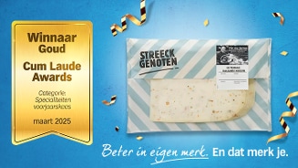 Streeckgenoten Italiaanse kruidenkaas winnaar Goud Cum Laude Awards 2025, categorie Specialiteiten voorjaarskaas, met de slogan "Beter in eigen merk. En dat merk je." op blauwe achtergrond.