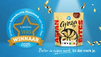 AH Gyoza Kip zak naast een blauwe VriesVers Winnaar 2025 badge, met feestelijke confetti op de achtergrond en de tekst 'Beter in eigen merk. En dat merk je.'