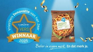 Zak AH Groentefriet afgebeeld naast een medaille met de tekst 'VriesVers Innovatie van het Jaar 2025 WINNAAR', op een blauwe achtergrond met confetti.