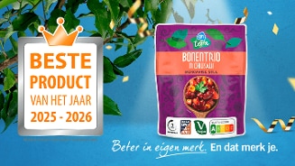 AH Terra Bonentrio in chilisaus Mexicaanse stijl, winnaar Beste Product van het Jaar 2025-2026 met Nutri-Score B en vegan logo, verpakking getoond op blauwe achtergrond met feestelijke decoratie.