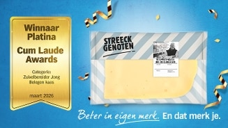 Platina Cum Laude Award voor Streekgenoten trappistenkaas jong belegen in de categorie Zuivelbereider Jong Belegen kaas, met verpakking van de winnende kaas tegen een blauwe achtergrond.