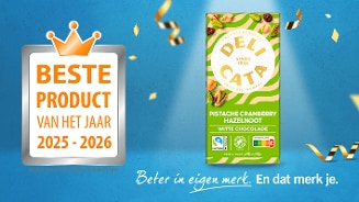 Afbeelding van Delicata Pistache Cranberry Hazelnoot witte chocolade naast een bord met de tekst 'Beste product van het jaar 2025-2026', met feestelijke linten op een blauwe achtergrond en de slogan 'Beter in eigen merk. En dat merk je.'