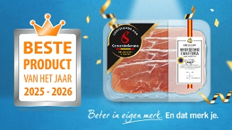Verpakking van Albert Heijn Excellent Jamon Serrano Gran Reserva ham naast een bord met de tekst 'Beste Product van het Jaar 2025-2026', op een blauwe achtergrond met confetti.