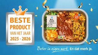 Albert Heijn verse maaltijd nasi kipsaté bekroond als beste product van het jaar 2025-2026, afgebeeld op een blauwe achtergrond met confetti en de tekst 'Beter in eigen merk. En dat merk je.'