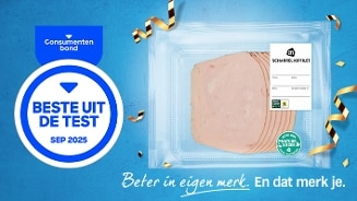 Verpakking AH scharrel kipfilet met label 'Beste uit de test SEP 2025' van de Consumentenbond op een blauwe achtergrond