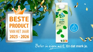 AH Terra sojagurt ongezoet, verkozen tot beste product van het jaar 2025-2026, met afbeelding van de verpakking en een duim omhoog symbool op een blauwe achtergrond.