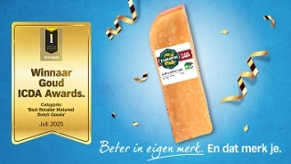 Zaanlander 3 jaar gerijpte kaas met goud Award van de ICDA Awards 2025 voor beste retailer gerijpte Nederlandse Goudse kaas op een blauwe achtergrond met confetti.