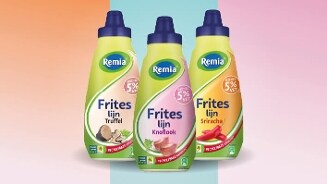 Drie flessen Remia Friteslijn saus in de smaken truffel, knoflook en sriracha tegen een kleurrijke achtergrond