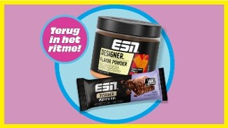 Twee ESN-producten: een pot ESN Designer Flavor Powder in speculaassmaak en een ESN Designer Protein Bar in brownie flavour, met de tekst "Terug in het ritme!" op een paarse achtergrond met blauwe en gele accenten.