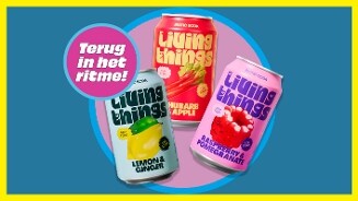 Drie blikjes Living Things Bionic Soda in de smaken Lemon & Ginger, Rhubarb Apple en Raspberry & Pomegranate, met een tekstballon "Terug in het ritme!" op een kleurrijke achtergrond.