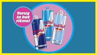 Drie blikjes Red Bull energiedrank, Sugarfree en Zero Sugar, met waterdruppels, op een blauwe en roze achtergrond met in een roze cirkel de tekst "Terug in het ritme!".