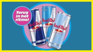 Blikjes Red Bull Energy Drink, Sugarfree en Zero met waterdruppels op een blauwe en roze achtergrond. In een roze cirkel staat de tekst: "Terug in het ritme!".