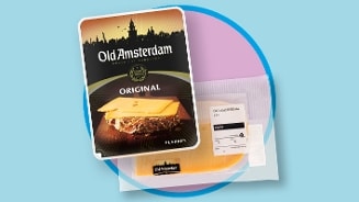 Verpakking van Old Amsterdam kaas en 48+ op een roze en blauwe achtergrond