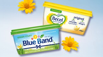 Becel en Blue Band margarines met bloemen op de achtergrond.