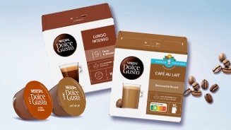 Nescafé Dolce Gusto koffiecapsules voor Lungo Intenso en Café au Lait met koffiebonen op de achtergrond.