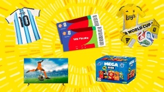 Afbeelding van verschillende WK voetbal gerelateerde prijzen, waaronder een Messi voetbalshirt, WK finale tickets, een geel Lay's voetbalshirt met bijbehorende sjaal en voetbal, een televisiescherm met een voetballer en een Mega Box met Lay's snacks.