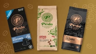 Verschillende soorten Perla koffie van Albert Heijn: koffiecapsules, biologische koffiebonen en Colombia koffiebonen op een bruine achtergrond met koffieboonpatroon.
