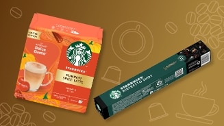 Starbucks Pumpkin Spice Latte en Starbucks Ristretto Shot koffiecups verpakkingen op een bruine achtergrond