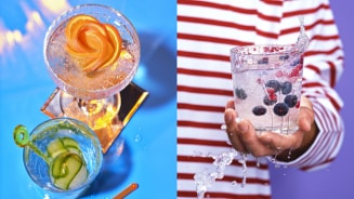 Twee verfrissende cocktails: links een glas met komkommer en rechts een glas met sinaasappelschijfjes, daarnaast een hand die een glas met bruisend water en blauwe bessen vasthoudt.