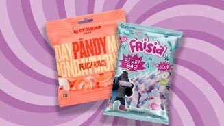 Twee zakken snoep op een paarse, spiraalvormige achtergrond: links Pandy Peach Rings met perziksmaak, rechts Frisia Berry Blast zure schuimsnoepjes.