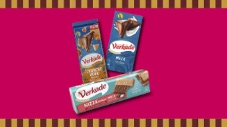 Verkade chocolade en koek producten, waaronder melkchocolade, crunchy koek en Nizza kokos melk, op een roze achtergrond