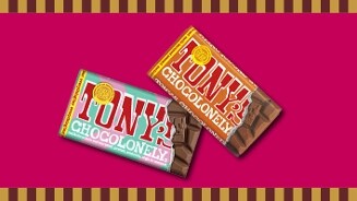 Tony's Chocolonely repen in kleurrijke verpakkingen op een roze achtergrond
