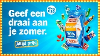 AH actie met de tekst "Geef een draai aan je zomer, Altijd prijs", een kortingsbol met "Bij elke 10 euro" en diverse producten zoals frisdrank, zuivel en snacks die rondom een prijzenrad met kortingen cirkelen.