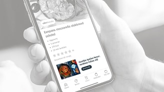 Mobiele telefoon met een recept voor een eenpans mozzarella stokbroodschotel op de Allerhande-app van Albert Heijn.