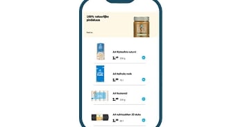 Mobiele weergave van Albert Heijn's online winkel met 100% natuurlijke pindakaas en andere huismerkproducten zoals rijst, melk, keukenrol, en eieren.