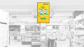 Reclamebord voor Bisolvon hoestproducten in een supermarkt.