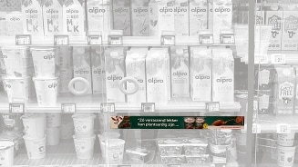 Schap met Alpro plantaardige melk en yoghurt producten.