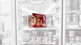 Koelkast met Häagen-Dazs ijsproducten in een supermarkt.