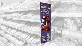 Promotie van Milka chocolade in de supermarkt met tekst "Hoera! Daar is 'ie dan, de meest tedere Milka chocolade ooit."