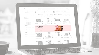 Laptop met online winkelpagina van Albert Heijn, met een promotie voor chocoladeproducten.