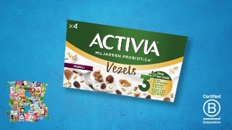 Activia vezelyoghurt muesli verpakking op blauwe achtergrond, met het Certified B Corporation logo en een collage van diverse producten linksonder.
