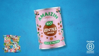 Blik Amaizin biologische linzen op een blauwe achtergrond, met collectie van andere producten en B Corp certificering logo.