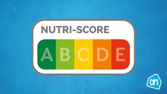 Nutri-Score label met de letters A tot en met E op een gekleurde balk, op een blauwe achtergrond met het Albert Heijn-logo.