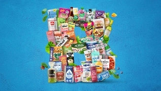 Collage van diverse A-merk en Albert Heijn producten in de vorm van het blauwe AH-logo op een blauwe achtergrond.