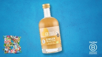Fles Bio Today Ginger Premium Drink op een blauwe achtergrond, met een collage van verschillende producten linksonder en het Certified B Corporation logo rechtsonder.