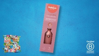 Bolsius True Joy Floral Blessings geurstaafjes in verpakking op een blauwe achtergrond, met een collage van diverse producten linksonder en het Certified B Corporation logo rechtsonder.