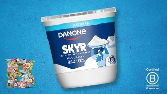 Danone Skyr IJslandse stijl yoghurt naturel in een witte en blauwe verpakking op een blauwe achtergrond, met het B Corp keurmerk en een kleine collage van diverse producten linksonder.