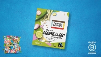Fairtrade Original Thaise Groene Curry kruidenpasta verpakking op een blauwe achtergrond, met links een collage van diverse producten en rechts het Certified B Corporation logo.