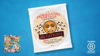 Paprika-chili tortilla wraps van No Fairytales, verpakking met aanduiding van 45% groenten, op een blauwe achtergrond met het B Corp certificeringslogo.