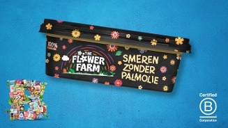 Kuipje The Flower Farm margarine op een blauwe achtergrond, met de tekst "Smeren zonder palmolie" en "100% plantaardig" op de verpakking. Linksonder is een collage van diverse voedingsproducten te zien, rechtsonder het Certified B Corporation logo.