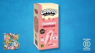 Doos Goodoo Strawberry Cheesecake ijsjes op een blauwe achtergrond, met links onder een collage van diverse producten en rechts het Certified B Corporation logo.