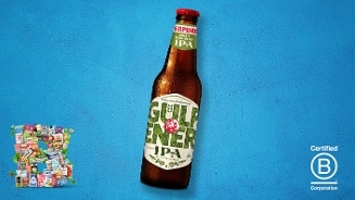 Fles Gulpener IPA bier op een blauwe achtergrond, met linksonder een collage van producten en rechtsonder het Certified B Corporation logo.