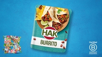 Bord met burrito’s gevuld met bonen en groenten, geserveerd met tortillachips, op een verpakking van HAK Burrito op een blauwe achtergrond. Rechts het Certified B Corporation logo.