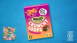 Doos Holie’s Crunchy Loops Cinnamon ontbijtgranen op een blauwe achtergrond, met 0% toegevoegde suiker, 23% eiwit en B Corp certificering. Links is een collage van diverse voedingsproducten afgebeeld.